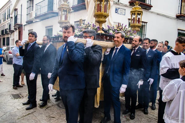 Carmona, İspanya - 19 Haziran 2022 Carmona Corpus Christi, Santa Maria Kilisesi 'ne giden dini geçit töreni, dini heykeller, küçük çocuklar, Hıristiyanlar ve bir müzik grubundan oluşuyor.