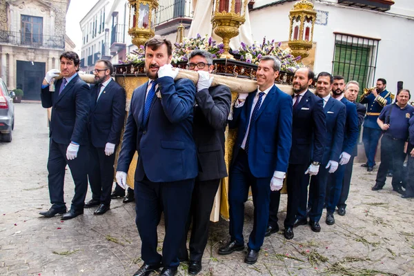 Carmona, İspanya - 19 Haziran 2022 Carmona Corpus Christi, Santa Maria Kilisesi 'ne giden dini geçit töreni, dini heykeller, küçük çocuklar, Hıristiyanlar ve bir müzik grubundan oluşuyor.