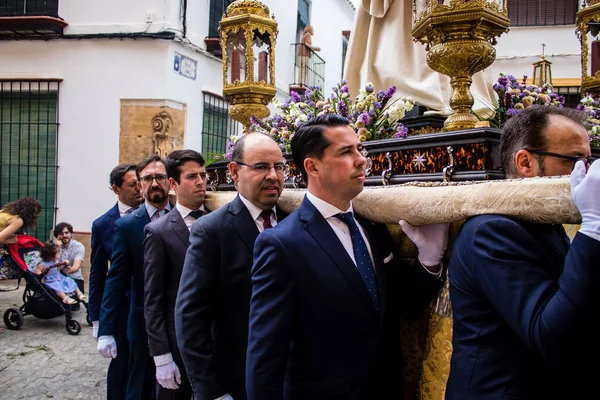 Carmona, İspanya - 19 Haziran 2022 Carmona Corpus Christi, Santa Maria Kilisesi 'ne giden dini geçit töreni, dini heykeller, küçük çocuklar, Hıristiyanlar ve bir müzik grubundan oluşuyor.