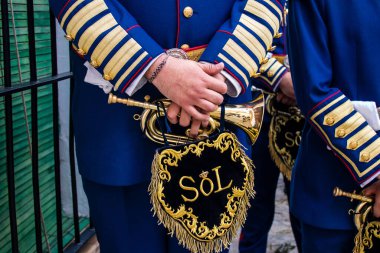 Carmona, İspanya - 19 Haziran 2022 Carmona Corpus Christi, Santa Maria Kilisesi 'ne giden dini geçit töreni, dini heykeller, küçük çocuklar, Hıristiyanlar ve bir müzik grubundan oluşuyor.