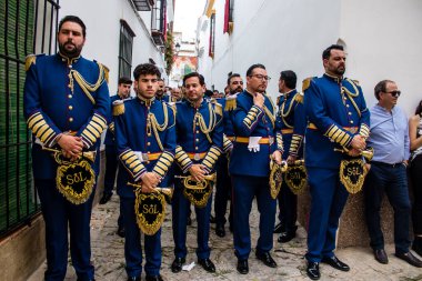 Carmona, İspanya - 19 Haziran 2022 Carmona Corpus Christi, Santa Maria Kilisesi 'ne giden dini geçit töreni, dini heykeller, küçük çocuklar, Hıristiyanlar ve bir müzik grubundan oluşuyor.