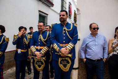 Carmona, İspanya - 19 Haziran 2022 Carmona Corpus Christi, Santa Maria Kilisesi 'ne giden dini geçit töreni, dini heykeller, küçük çocuklar, Hıristiyanlar ve bir müzik grubundan oluşuyor.