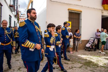 Carmona, İspanya - 19 Haziran 2022 Carmona Corpus Christi, Santa Maria Kilisesi 'ne giden dini geçit töreni, dini heykeller, küçük çocuklar, Hıristiyanlar ve bir müzik grubundan oluşuyor.