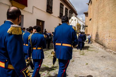 Carmona, İspanya - 19 Haziran 2022 Carmona Corpus Christi, Santa Maria Kilisesi 'ne giden dini geçit töreni, dini heykeller, küçük çocuklar, Hıristiyanlar ve bir müzik grubundan oluşuyor.