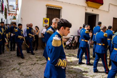 Carmona, İspanya - 19 Haziran 2022 Carmona Corpus Christi, Santa Maria Kilisesi 'ne giden dini geçit töreni, dini heykeller, küçük çocuklar, Hıristiyanlar ve bir müzik grubundan oluşuyor.