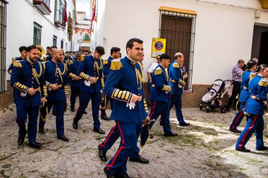 Carmona, İspanya - 19 Haziran 2022 Carmona Corpus Christi, Santa Maria Kilisesi 'ne giden dini geçit töreni, dini heykeller, küçük çocuklar, Hıristiyanlar ve bir müzik grubundan oluşuyor.