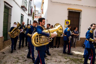 Carmona, İspanya - 19 Haziran 2022 Carmona Corpus Christi, Santa Maria Kilisesi 'ne giden dini geçit töreni, dini heykeller, küçük çocuklar, Hıristiyanlar ve bir müzik grubundan oluşuyor.