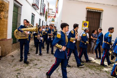 Carmona, İspanya - 19 Haziran 2022 Carmona Corpus Christi, Santa Maria Kilisesi 'ne giden dini geçit töreni, dini heykeller, küçük çocuklar, Hıristiyanlar ve bir müzik grubundan oluşuyor.