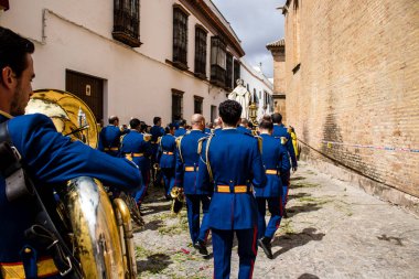 Carmona, İspanya - 19 Haziran 2022 Carmona Corpus Christi, Santa Maria Kilisesi 'ne giden dini geçit töreni, dini heykeller, küçük çocuklar, Hıristiyanlar ve bir müzik grubundan oluşuyor.