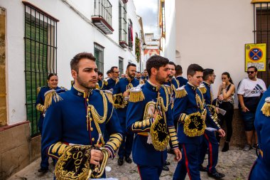 Carmona, İspanya - 19 Haziran 2022 Carmona Corpus Christi, Santa Maria Kilisesi 'ne giden dini geçit töreni, dini heykeller, küçük çocuklar, Hıristiyanlar ve bir müzik grubundan oluşuyor.