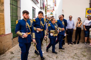 Carmona, İspanya - 19 Haziran 2022 Carmona Corpus Christi, Santa Maria Kilisesi 'ne giden dini geçit töreni, dini heykeller, küçük çocuklar, Hıristiyanlar ve bir müzik grubundan oluşuyor.