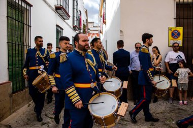 Carmona, İspanya - 19 Haziran 2022 Carmona Corpus Christi, Santa Maria Kilisesi 'ne giden dini geçit töreni, dini heykeller, küçük çocuklar, Hıristiyanlar ve bir müzik grubundan oluşuyor.