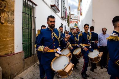 Carmona, İspanya - 19 Haziran 2022 Carmona Corpus Christi, Santa Maria Kilisesi 'ne giden dini geçit töreni, dini heykeller, küçük çocuklar, Hıristiyanlar ve bir müzik grubundan oluşuyor.