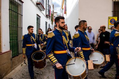 Carmona, İspanya - 19 Haziran 2022 Carmona Corpus Christi, Santa Maria Kilisesi 'ne giden dini geçit töreni, dini heykeller, küçük çocuklar, Hıristiyanlar ve bir müzik grubundan oluşuyor.