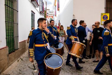 Carmona, İspanya - 19 Haziran 2022 Carmona Corpus Christi, Santa Maria Kilisesi 'ne giden dini geçit töreni, dini heykeller, küçük çocuklar, Hıristiyanlar ve bir müzik grubundan oluşuyor.