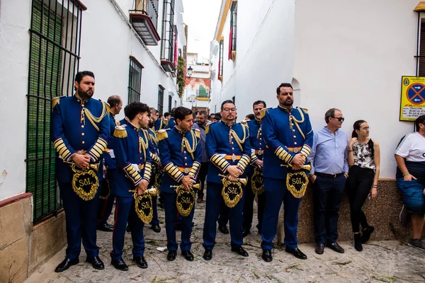 Carmona, İspanya - 19 Haziran 2022 Carmona Corpus Christi, Santa Maria Kilisesi 'ne giden dini geçit töreni, dini heykeller, küçük çocuklar, Hıristiyanlar ve bir müzik grubundan oluşuyor.