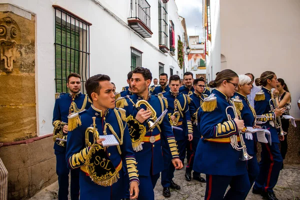 Carmona, İspanya - 19 Haziran 2022 Carmona Corpus Christi, Santa Maria Kilisesi 'ne giden dini geçit töreni, dini heykeller, küçük çocuklar, Hıristiyanlar ve bir müzik grubundan oluşuyor.