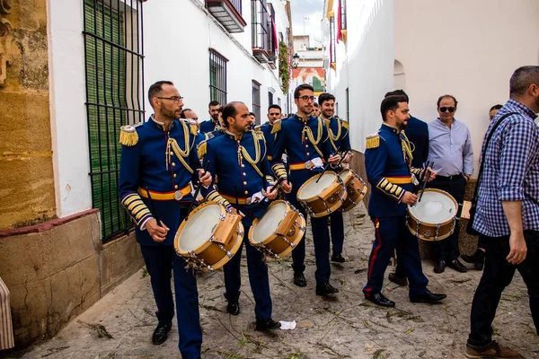 Carmona, İspanya - 19 Haziran 2022 Carmona Corpus Christi, Santa Maria Kilisesi 'ne giden dini geçit töreni, dini heykeller, küçük çocuklar, Hıristiyanlar ve bir müzik grubundan oluşuyor.
