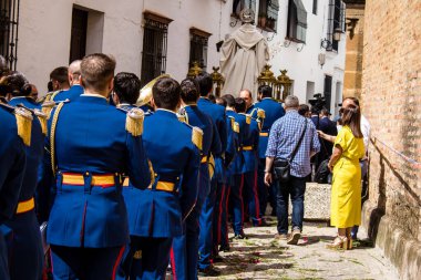Carmona, İspanya - 19 Haziran 2022 Carmona Corpus Christi, Santa Maria Kilisesi 'ne giden dini geçit töreni, dini heykeller, küçük çocuklar, Hıristiyanlar ve bir müzik grubundan oluşuyor.