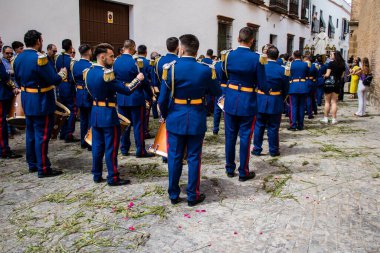 Carmona, İspanya - 19 Haziran 2022 Carmona Corpus Christi, Santa Maria Kilisesi 'ne giden dini geçit töreni, dini heykeller, küçük çocuklar, Hıristiyanlar ve bir müzik grubundan oluşuyor.