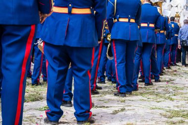 Carmona, İspanya - 19 Haziran 2022 Carmona Corpus Christi, Santa Maria Kilisesi 'ne giden dini geçit töreni, dini heykeller, küçük çocuklar, Hıristiyanlar ve bir müzik grubundan oluşuyor.