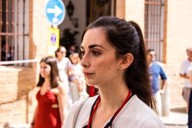 Carmona, İspanya - 19 Haziran 2022 Carmona Corpus Christi, Santa Maria Kilisesi 'ne giden dini geçit töreni, dini heykeller, küçük çocuklar, Hıristiyanlar ve bir müzik grubundan oluşuyor.