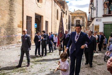 Carmona, İspanya - 19 Haziran 2022 Carmona Corpus Christi, Santa Maria Kilisesi 'ne giden dini geçit töreni, dini heykeller, küçük çocuklar, Hıristiyanlar ve bir müzik grubundan oluşuyor.