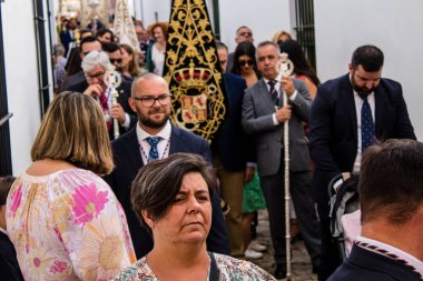 Carmona, İspanya - 19 Haziran 2022 Carmona Corpus Christi, Santa Maria Kilisesi 'ne giden dini geçit töreni, dini heykeller, küçük çocuklar, Hıristiyanlar ve bir müzik grubundan oluşuyor.
