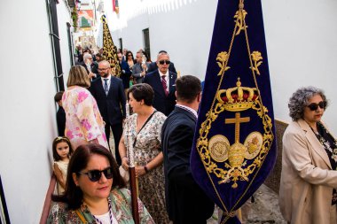 Carmona, İspanya - 19 Haziran 2022 Carmona Corpus Christi, Santa Maria Kilisesi 'ne giden dini geçit töreni, dini heykeller, küçük çocuklar, Hıristiyanlar ve bir müzik grubundan oluşuyor.