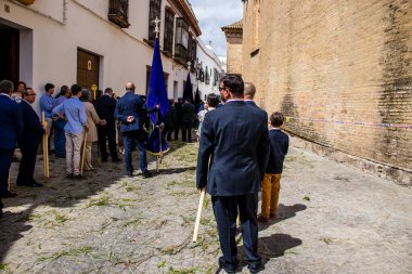 Carmona, İspanya - 19 Haziran 2022 Carmona Corpus Christi, Santa Maria Kilisesi 'ne giden dini geçit töreni, dini heykeller, küçük çocuklar, Hıristiyanlar ve bir müzik grubundan oluşuyor.