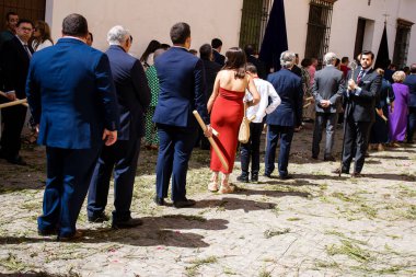 Carmona, İspanya - 19 Haziran 2022 Carmona Corpus Christi, Santa Maria Kilisesi 'ne giden dini geçit töreni, dini heykeller, küçük çocuklar, Hıristiyanlar ve bir müzik grubundan oluşuyor.