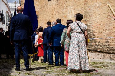 Carmona, İspanya - 19 Haziran 2022 Carmona Corpus Christi, Santa Maria Kilisesi 'ne giden dini geçit töreni, dini heykeller, küçük çocuklar, Hıristiyanlar ve bir müzik grubundan oluşuyor.