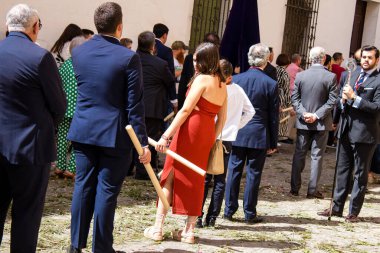 Carmona, İspanya - 19 Haziran 2022 Carmona Corpus Christi, Santa Maria Kilisesi 'ne giden dini geçit töreni, dini heykeller, küçük çocuklar, Hıristiyanlar ve bir müzik grubundan oluşuyor.