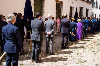 Carmona, İspanya - 19 Haziran 2022 Carmona Corpus Christi, Santa Maria Kilisesi 'ne giden dini geçit töreni, dini heykeller, küçük çocuklar, Hıristiyanlar ve bir müzik grubundan oluşuyor.