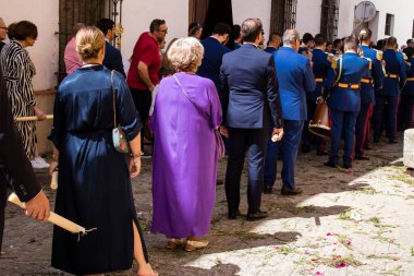 Carmona, İspanya - 19 Haziran 2022 Carmona Corpus Christi, Santa Maria Kilisesi 'ne giden dini geçit töreni, dini heykeller, küçük çocuklar, Hıristiyanlar ve bir müzik grubundan oluşuyor.