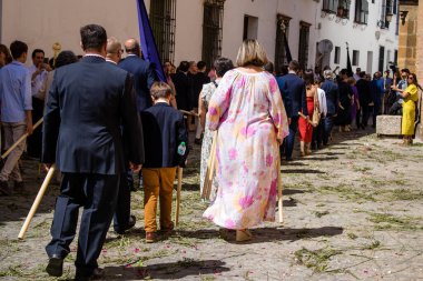 Carmona, İspanya - 19 Haziran 2022 Carmona Corpus Christi, Santa Maria Kilisesi 'ne giden dini geçit töreni, dini heykeller, küçük çocuklar, Hıristiyanlar ve bir müzik grubundan oluşuyor.