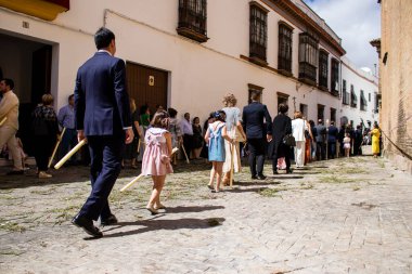 Carmona, İspanya - 19 Haziran 2022 Carmona Corpus Christi, Santa Maria Kilisesi 'ne giden dini geçit töreni, dini heykeller, küçük çocuklar, Hıristiyanlar ve bir müzik grubundan oluşuyor.