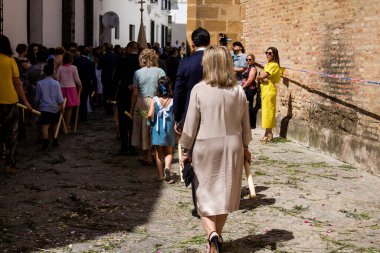 Carmona, İspanya - 19 Haziran 2022 Carmona Corpus Christi, Santa Maria Kilisesi 'ne giden dini geçit töreni, dini heykeller, küçük çocuklar, Hıristiyanlar ve bir müzik grubundan oluşuyor.