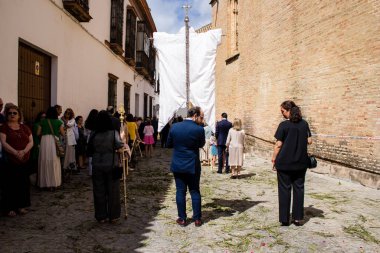 Carmona, İspanya - 19 Haziran 2022 Carmona Corpus Christi, Santa Maria Kilisesi 'ne giden dini geçit töreni, dini heykeller, küçük çocuklar, Hıristiyanlar ve bir müzik grubundan oluşuyor.
