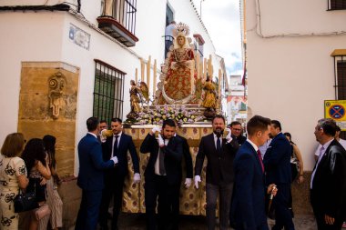 Carmona, İspanya - 19 Haziran 2022 Carmona Corpus Christi, Santa Maria Kilisesi 'ne giden dini geçit töreni, dini heykeller, küçük çocuklar, Hıristiyanlar ve bir müzik grubundan oluşuyor.