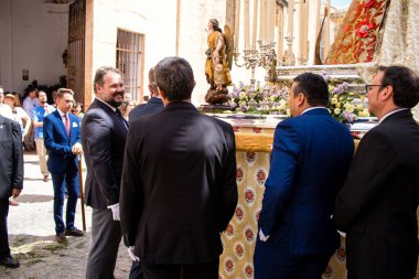 Carmona, İspanya - 19 Haziran 2022 Carmona Corpus Christi, Santa Maria Kilisesi 'ne giden dini geçit töreni, dini heykeller, küçük çocuklar, Hıristiyanlar ve bir müzik grubundan oluşuyor.