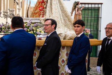 Carmona, İspanya - 19 Haziran 2022 Carmona Corpus Christi, Santa Maria Kilisesi 'ne giden dini geçit töreni, dini heykeller, küçük çocuklar, Hıristiyanlar ve bir müzik grubundan oluşuyor.