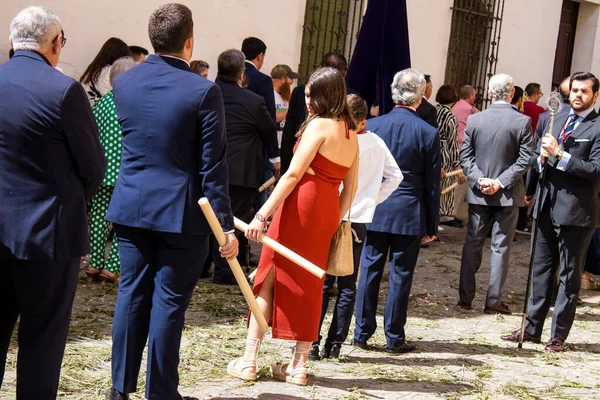 Carmona, İspanya - 19 Haziran 2022 Carmona Corpus Christi, Santa Maria Kilisesi 'ne giden dini geçit töreni, dini heykeller, küçük çocuklar, Hıristiyanlar ve bir müzik grubundan oluşuyor.