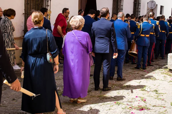 Carmona, İspanya - 19 Haziran 2022 Carmona Corpus Christi, Santa Maria Kilisesi 'ne giden dini geçit töreni, dini heykeller, küçük çocuklar, Hıristiyanlar ve bir müzik grubundan oluşuyor.