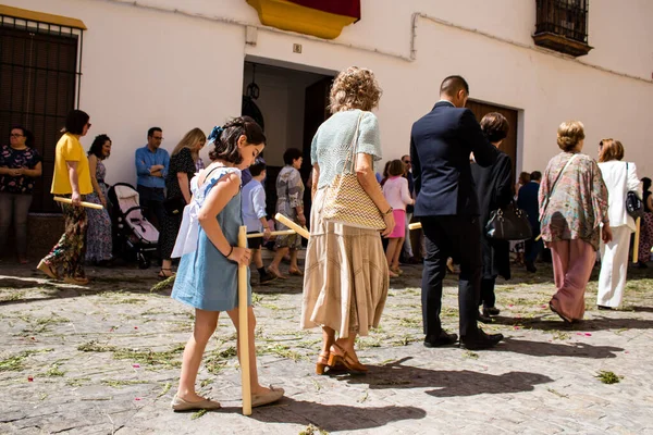 Carmona, İspanya - 19 Haziran 2022 Carmona Corpus Christi, Santa Maria Kilisesi 'ne giden dini geçit töreni, dini heykeller, küçük çocuklar, Hıristiyanlar ve bir müzik grubundan oluşuyor.