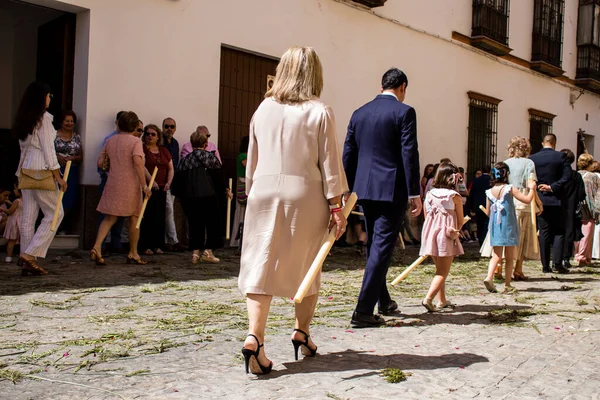 Carmona, İspanya - 19 Haziran 2022 Carmona Corpus Christi, Santa Maria Kilisesi 'ne giden dini geçit töreni, dini heykeller, küçük çocuklar, Hıristiyanlar ve bir müzik grubundan oluşuyor.