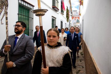 Carmona, İspanya - 19 Haziran 2022 Carmona Corpus Christi, Santa Maria Kilisesi 'ne giden dini geçit töreni, dini heykeller, küçük çocuklar, Hıristiyanlar ve bir müzik grubundan oluşuyor.