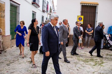 Carmona, İspanya - 19 Haziran 2022 Carmona Corpus Christi, Santa Maria Kilisesi 'ne giden dini geçit töreni, dini heykeller, küçük çocuklar, Hıristiyanlar ve bir müzik grubundan oluşuyor.