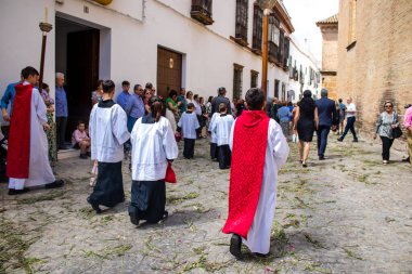 Carmona, İspanya - 19 Haziran 2022 Carmona Corpus Christi, Santa Maria Kilisesi 'ne giden dini geçit töreni, dini heykeller, küçük çocuklar, Hıristiyanlar ve bir müzik grubundan oluşuyor.