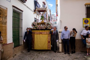 Carmona, İspanya - 19 Haziran 2022 Carmona Corpus Christi, Santa Maria Kilisesi 'ne giden dini geçit töreni, dini heykeller, küçük çocuklar, Hıristiyanlar ve bir müzik grubundan oluşuyor.